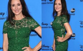 Ngỡ ngàng với vẻ trẻ đẹp của nữ minh tinh 55 tuổi