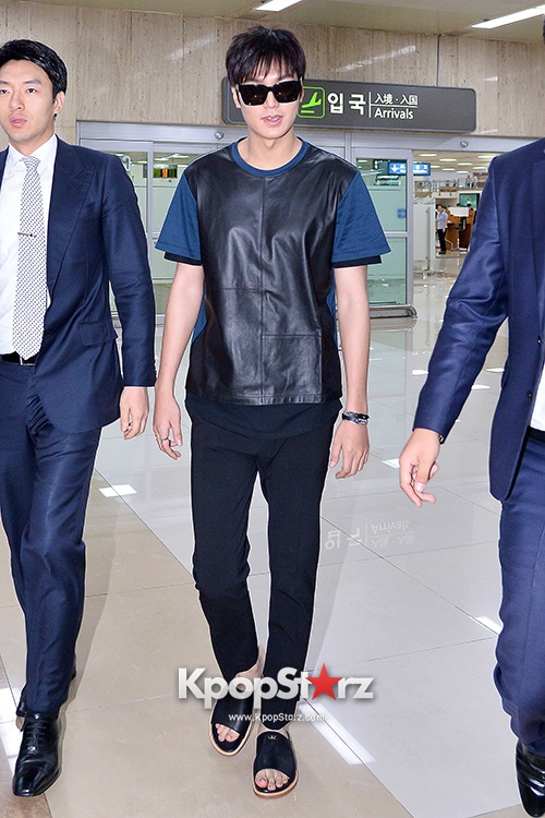 Lee Min Ho diện áo da tại sân bay Gimpo ngày 16/7