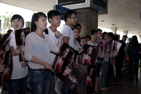 Các fan chào đón các ngôi sao Philippines tại sân bay