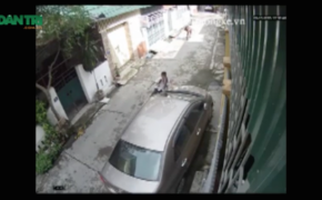 Nam sinh đạp gãy gương chiếu hậu của xe Toyota Vios đỗ trong ngõ