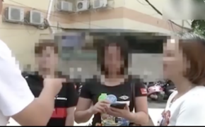 Lừa tình hàng loạt, chàng trai bị 3 bạn gái quây đánh túi bụi