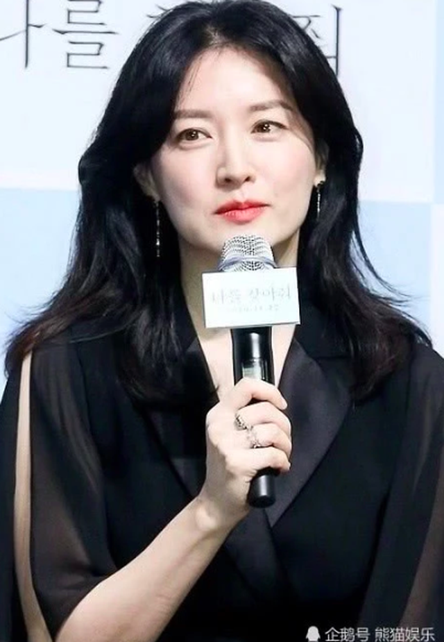 Lee Young Ae đẹp hoàn hảo ở tuổi 48 với làn da mịn như nhung - 3