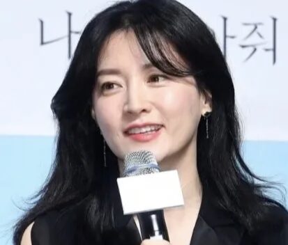 Lee Young Ae đẹp hoàn hảo ở tuổi 48 với làn da mịn như nhung