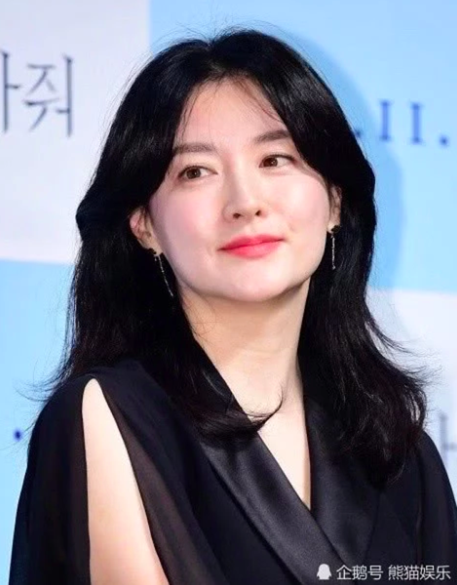 Lee Young Ae đẹp hoàn hảo ở tuổi 48 với làn da mịn như nhung - 4