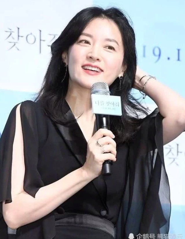 Lee Young Ae đẹp hoàn hảo ở tuổi 48 với làn da mịn như nhung - 6