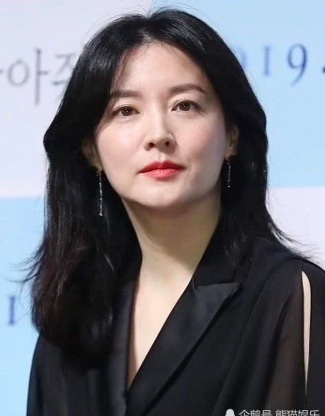 Lee Young Ae đẹp hoàn hảo ở tuổi 48 với làn da mịn như nhung - 7