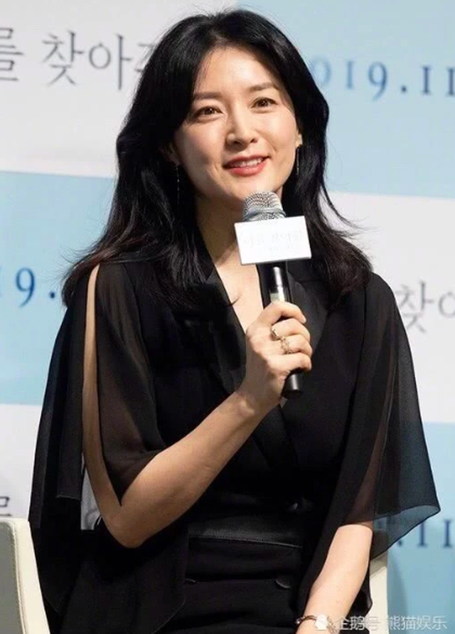 Lee Young Ae đẹp hoàn hảo ở tuổi 48 với làn da mịn như nhung - 1