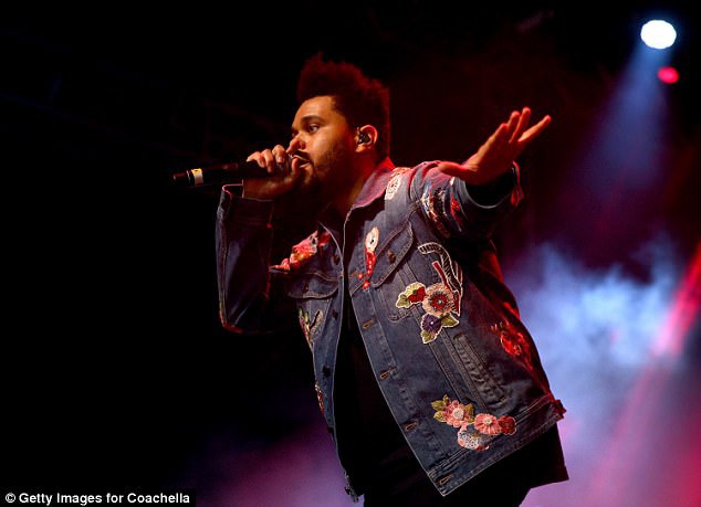  The Weeknd trình diễn tại LH âm nhạc uy tín Coachella 1 ngày trước đó với trang phục thêu hoa đúng xu hướng năm nay. 