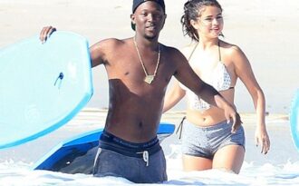 Selena Gomez tung tăng trên biển cùng bạn bè