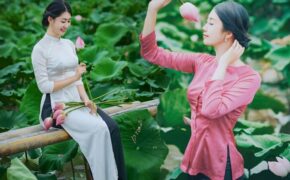 Nữ sinh Ngoại thương e ấp bên sen đầu mùa