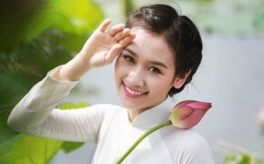 Dịu dàng áo dài trắng giữa đầm sen mùa hạ