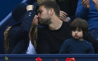 Shakira “khóa môi” phi công trẻ say đắm