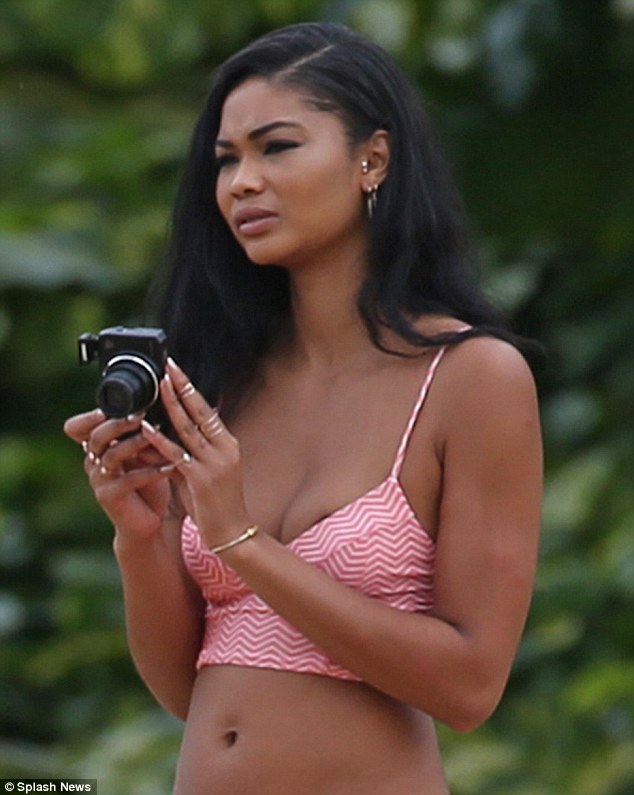 Siêu mẫu 9X lộ da sần kém đẹp - 1 Thiên thần của hãng Victorias Secret Chanel Iman đang có kỳ nghỉ tại Hawaii. Ngày 1/10, cánh săn ảnh bắt gặp cô tung tăng trên bãi biển trong bộ áo tắm màu hồng