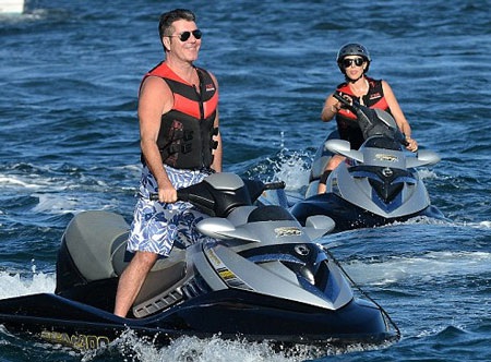 Simon Cowell và bạn gái cùng đi dạo biển bằng moto 