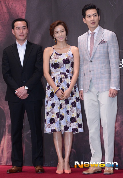 Son Tae Young sánh đôi cùng bạn diễn trong phim.