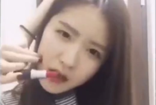 Đánh son kiểu oái oăm thành… trào lưu giới trẻ