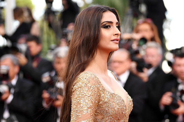  Sonam Kapoor xinh đẹp rạng rỡ và kiêu sa với trang phục kiều diễm 