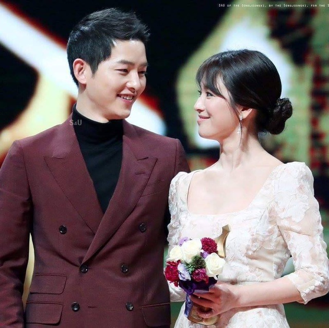  Song Joong Ki cho biết, anh chính là người chủ động khuyên bạn gái thông báo về kế hoạch tổ chức đám cưới với người hâm mộ. 