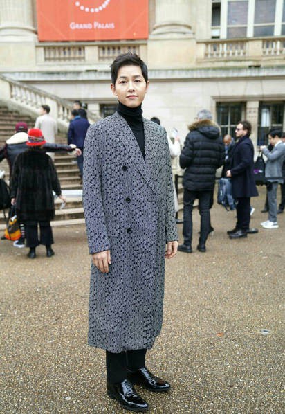  Song Joong Ki cũng có mặt tại Pháp để tham dự tuần lễ thời trang Paris trong tháng 1 này. 