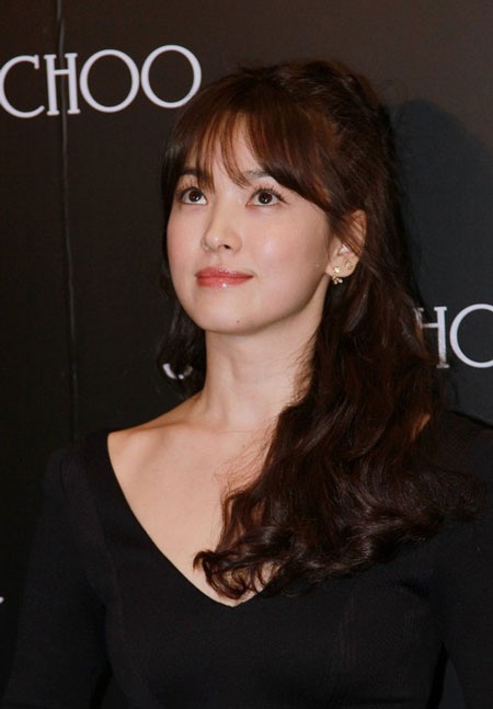 Song Hye Kyo diện đồ giản đơn nhưng vô cùng thanh lịch và sang trọng. 