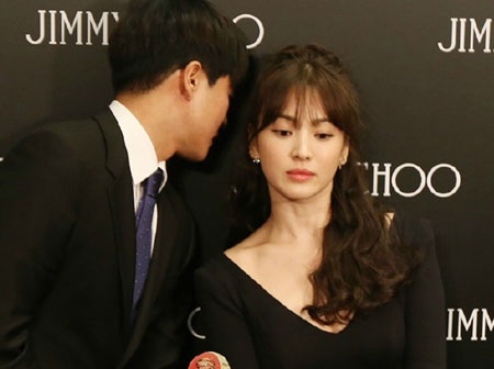 Song Hye Kyo vui vẻ trả lời mọi câu hỏi của phóng viên với sự hỗ trợ của một phiên dịch viên. 