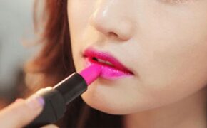 Nữ sinh và… chuyện tô son môi