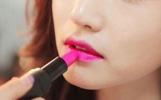 Nữ sinh và… chuyện tô son môi