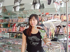 Bà chủ 8x “khóc, cười” cùng Sexshop