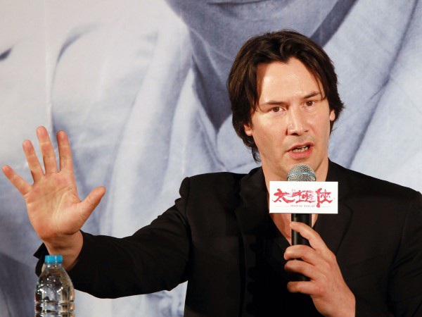 Keanu Reeves trông vẫn y nguyên như hồi đôi mơi dù hiện tại anh đã 49 tuổi!