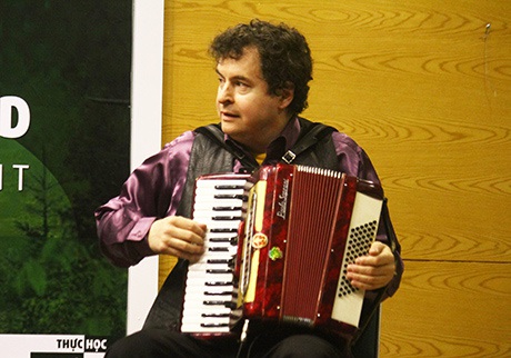 Nial O'Leary còn có khả năng chơi accordion của