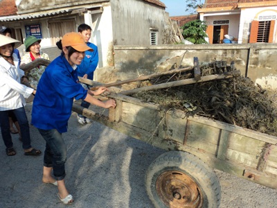 Khi sinh viên “xung trận” mùa lũ  - 5