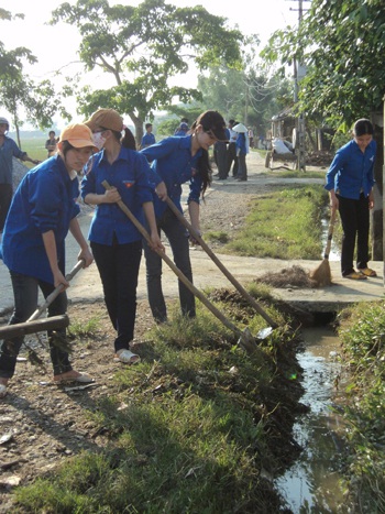 Khi sinh viên “xung trận” mùa lũ  - 4