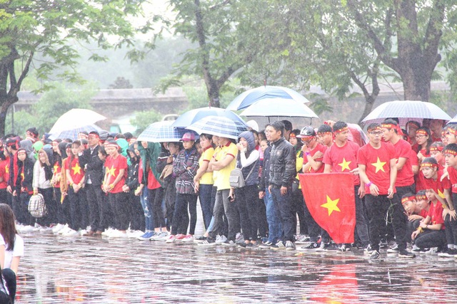 Hàng ngàn khán giả, các sinh viên “đội mưa” đến để theo dõi