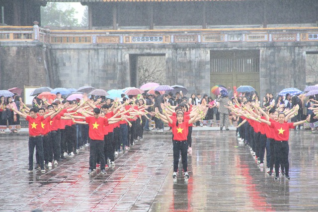  Hơn 1.000 sinh viên Huế đội mưa thi dân vũ trước quảng trường Ngọ Môn chào mừng 60 năm thành lập Đại học Huế 