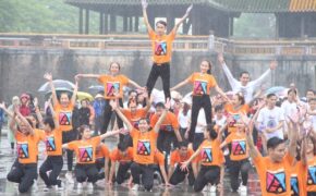 Mừng 60 năm ĐH Huế, 1.000 sinh viên đội mưa thi dân vũ