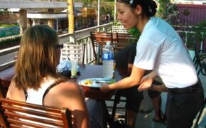 Sinh viên “lên trình” ở “phố Tây”