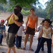 10 ngày “đi chơi” với trẻ em làng phong