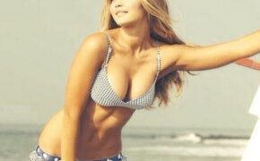 Người mẫu 9x khoe ảnh ngực trần siêu nóng bỏng