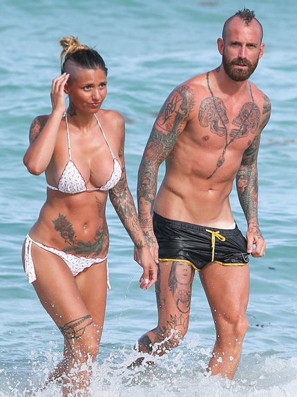 Cầu thủ bóng đá Raul Meireles và vợ ôm ấp nhau trên bãi biển