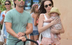 Con gái tỉ phú bế con gái cưng dạo phố