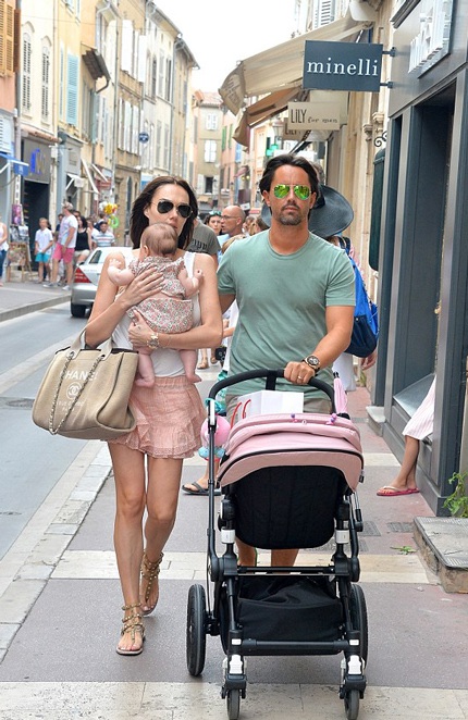 Cuối tuần vừa rồi, Tamara Ecclestone cùng chồng và con gái đi mua sắm tại St Tropez.