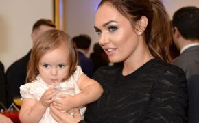 Con gái tỷ phú F1 gợi cảm đưa con đi sự kiện