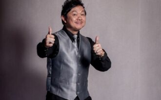 Danh hài Chí Tài trổ tài ca hát