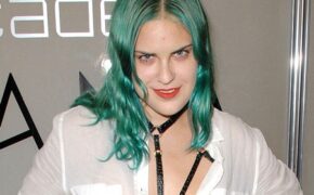 Con gái Demi Moore gây sốc với tóc màu xanh