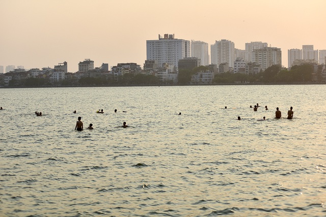 Nắng nóng đỉnh điểm, người dân Thủ đô chen chân đổ về hồ Tây, công viên nước giải nhiệt - 15