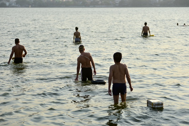 Nắng nóng đỉnh điểm, người dân Thủ đô chen chân đổ về hồ Tây, công viên nước giải nhiệt - 14