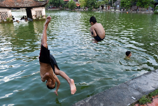  Trẻ em đùa nghịch, nhào lộn khi tắm hồ. 