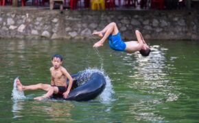 Trẻ em tắm giải nhiệt ở hồ nghìn tuổi ngoại thành Hà Nội