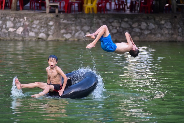  Hồ Long Trì có từ thời Lý, giữa hồ có thuỷ đình cổ kính để biểu diễn rối nước. 