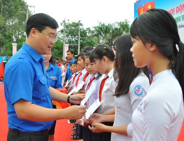  Anh Lê Quốc Phong, Ủy viên dự khuyết BCH TW Đảng, Bí thư thứ nhất BCH Trung ương Đoàn, trao học bổng cho các em học sinh có hoàn cảnh khó khăn, học tốt 